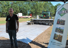 Wiel Seelen van Loonbedrijf Seelen, zijn hebben samen met de WUR de methode Anaerobe grondontsmetting ontwikkeld en getest.de oplossing voor het desinfecteren van de nieuwe grond voor nieuwe aanplant. 